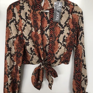 Blus ifrån Boohoo storlek 34 - Helt oanvänd blus ifrån Boohoo. Hur fin som helst men passade inte mig pga för stor vid bysten. En snygg fest topp!