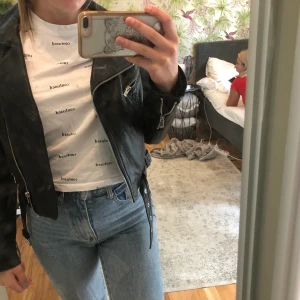 Skinnjacka ifrån mango - Hej säljer denhär jackan eftersom den inte används så mycket , den är i nytt skick och sitter bra