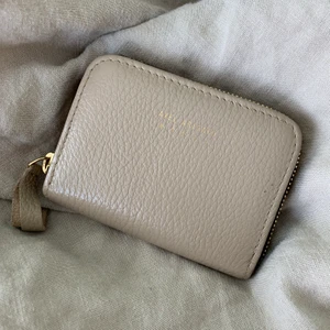 Plånbok Axel Arigato - Jättefin och klassisk plånbok från Axel Arigato. Sparsamt använd. Myntfack och flera kortfack. 