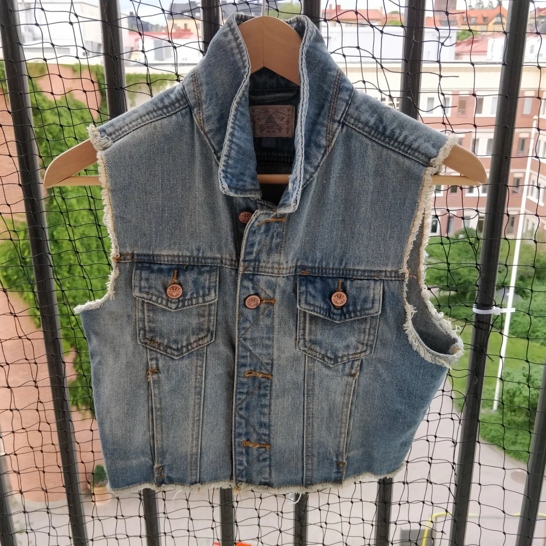 Jeansväst med vargtryck