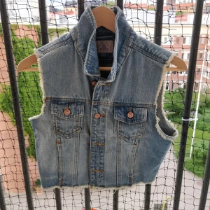 Jeansväst med vargtryck - Hur fin? Piffa upp en enkel outfit med denna skönhet. Möts helst upp annars tillkommer frakt! 