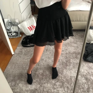 Kjol - Säljer denna svarta volangkjol ifrån bik bok💘💘 Köparen står för frakten!!