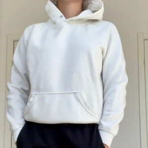 Vit hoodie - Säljer denna vita hoodien då jag tyvärr tröttnat :/ fint skick förutom att den är nopprig. Frakt ingår i priset📦
