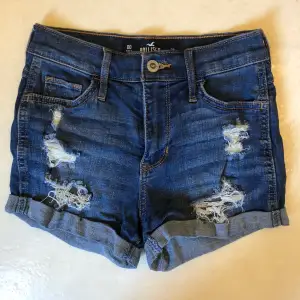 Fina slitna jeansshorts från hollister i stretchigt material. Säljer pga för små, köpare står för frakt💛