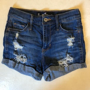 Slitna jeansshorts  - Fina slitna jeansshorts från hollister i stretchigt material. Säljer pga för små, köpare står för frakt💛