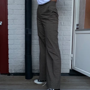 & other stories kostymbyxor, strl:34 - Fina rutiga kostymbyxor ifrån & other stories! Endast använda några få ggr. Färgen syns bäst på sista bilden😊 Fraktkostnaden står köparen för! 