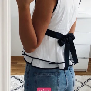 Fin vit blus🤍🤍 - LÅNADE BILDER!!! En superfin blus från zara med snörning där bak, vilket är en superfin detalj. Den har tyvärr inte kommit till användning så mycket som jag ville🤍🤍🤍 köparen står för frakt.