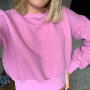 en neon rosa tröja från bik bok som blivit lite missfärjad men endå i fin färg💓 den är även lite nopprig. passformen är lite kroppad och ganska stora armarna. jätte skön och varm (frakt tillkommer)
