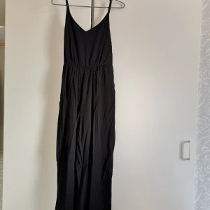 Byxdress strl 40 - Svart byxdress strl 40. Använd 1-2 gånger så jättefint skick. Ge bud från 50kr + frakt. 