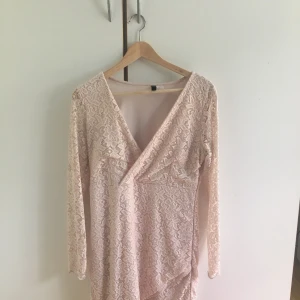 Spets klänning  - köpte den 2019 för ungefär 150-200kr. endast använd 2 gånger.  säljer den pågrund av att den inte passar. köparen betalar frakten. kan mötas upp om du bor runt göteborg