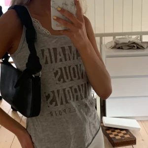 Linne xs - Bra skick i storlek xs, går även att knyta upp ifall man föredrar en annan passform. Kunden står för frakt men kan mötas upp i umeå. 