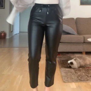 Skinnbyxor  - Kanske fel säsong att försöka få dessa sålda 🙄😃 iallafall skitsnygga byxor från NAKD i storlek 36. Frakten är inräknad i priset. 