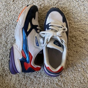 Adidas sneakers - Säljer nu dessa älskvärda sneakers som är sjukt bekväma! De är hyfsat oanvända som även syns på bilderna❣️
