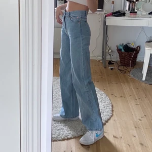 vida jeans från junkyard - vida populära jeans från junkyard i storlek 25. säljer pga lite för stora för mig i midjan :( frakt tillkommer (70kr) ⚡️🦋💕💜 bra i längden på mig som är 175!! buda till mig privat, budet just nu 270kr!!+frakt