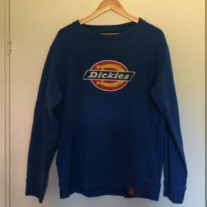 Blå sweatshirt ifrån märket Dickies, sparsamt använd! Spårbar frakt på 63 kronor tillkommer 💙