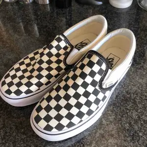 Fett coola checker vans slip ons🖤🤍🖤