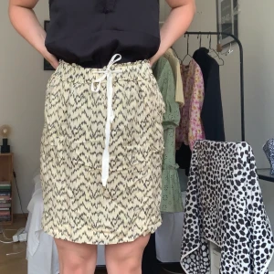 Kjol från NoaNoa - En superhärlig kjol från NoaNoa! Kjolen har fickor👌 Jag säljer kjolen eftersom jag köpte den inför ett bröllop men efter det har den inte kommit till användning.  150kr + frakt (kan mötas i Lund)⚡️