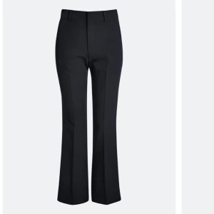 Kostymbyxor bikbok - Säljer mina kostymbyxor från bikbok som knappt är använda. Nu pris 399kr. Säljes för 200kr + frakt. Skicka för fler bilder💕