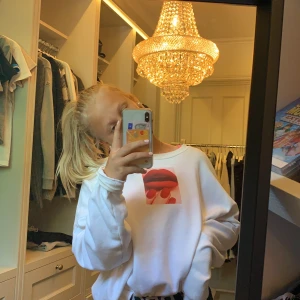 ISTAY HOODIE - säljer denna vita tröja från ISTAY med tryck, fint skick och använd fåtal gånger. 70 kr + frakt 