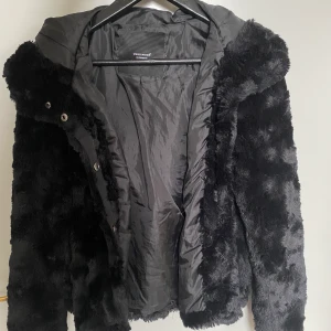 Fuskpäls jacka storlek S - Jacka i fuskpäls från vero Moda. Jackan är i bra skick och använd bara några gånger. Köpare står för frakten.