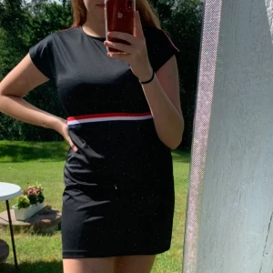 Svart kort klänning - Svart klänning som är använd max 2 ggr eftersom den är för liten :( Den har några deofläckar men det borde gå bort med vatten. Står storlek L men skulle säga M