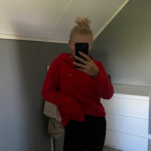 Levis hoodie - Hoodie från levis i jätteklar röd färg!! Jättefin men kommer inte till användning ❤️ 