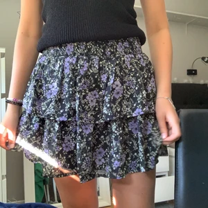 Kjol - Säljer denna fina kjol i storlek 170 (barnstorlek) passar bra på mig som vanligtvis har S. Säljer  för 200kr och frakt på 50kr💕💕