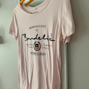 T-shirt från bondelid  - Ljusrosa T-shirt från bondelid (bild nummer ett beskriver färgen bäst) som är använd men i väldigt fint skick 💓 frakt tillkommer och vid flera köpare blir det budgivning som avslutas 24 timmar efter första budet