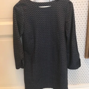 Långärmad klänning - Klänning från en lokal butik på Smögen. Trekvarts ärmar. Som ny.
