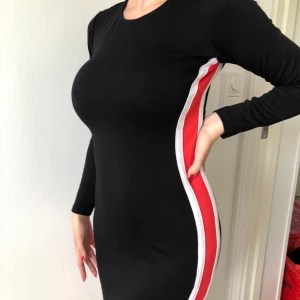 Klänning - Klänning från h&m. Mjuk och stretchig, knappt använd! 