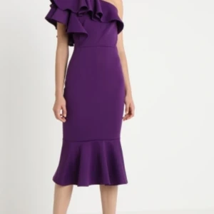 True Violet festklänning  - En mycket fin festklänning som jag hade på mig bara en gång. I skönt och något tjockare tyg. Nyskick. Om du är 168 cm lång och uppåt så kommer den se otroligt vackert ut på dig!