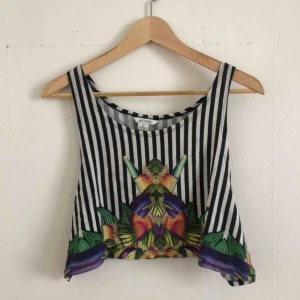  - 🔹 Monki Crop Top, kommer inte till användning längre. 🔹 Strl M. 🔹 Köparen står för frakten, 49 kr eller hämtas upp i Vasastan i Stockholm.