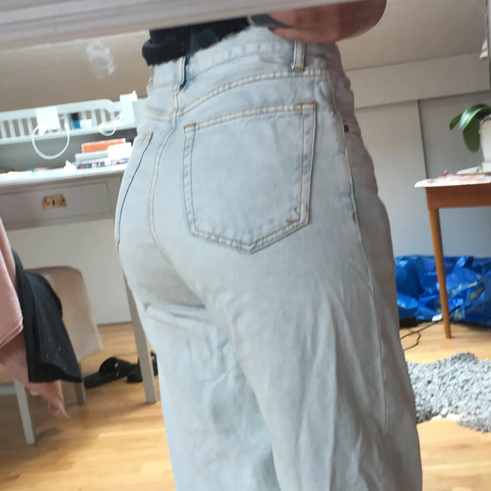 Ett par raka bikbok jeans i storlek XS. Har tyvärr ett litet håll precis mellan benen men det är inget jag själv tänkt på när jag använt dem. . Jeans & Byxor.