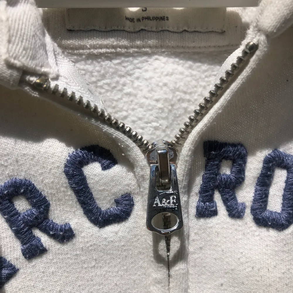 Abercrombie & Fitch hoodie i st. S. Jättefin och perfekt till sommaren. Väl använd men i fint skick, lite nopprig men inget farligt! Nypris: ca 400-500kr jag säljer för 80 sen + frakt 66kr🤍. Hoodies.