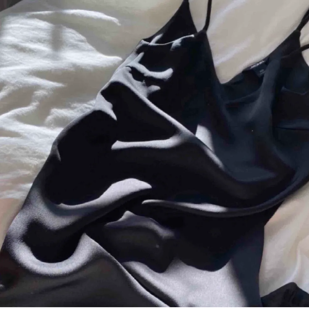 Säljer nu denna fina silkesklänningen, justerbar,  kommer ej till användning, frakt är inkluderat✨. Klänningar.