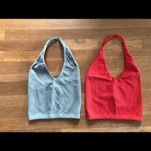 Urban outfitters - Två linnen i st S från Urban outfitters 💓litet hål i den mintgröna men inget som syns när tröjan väl är på! (röda är såld)