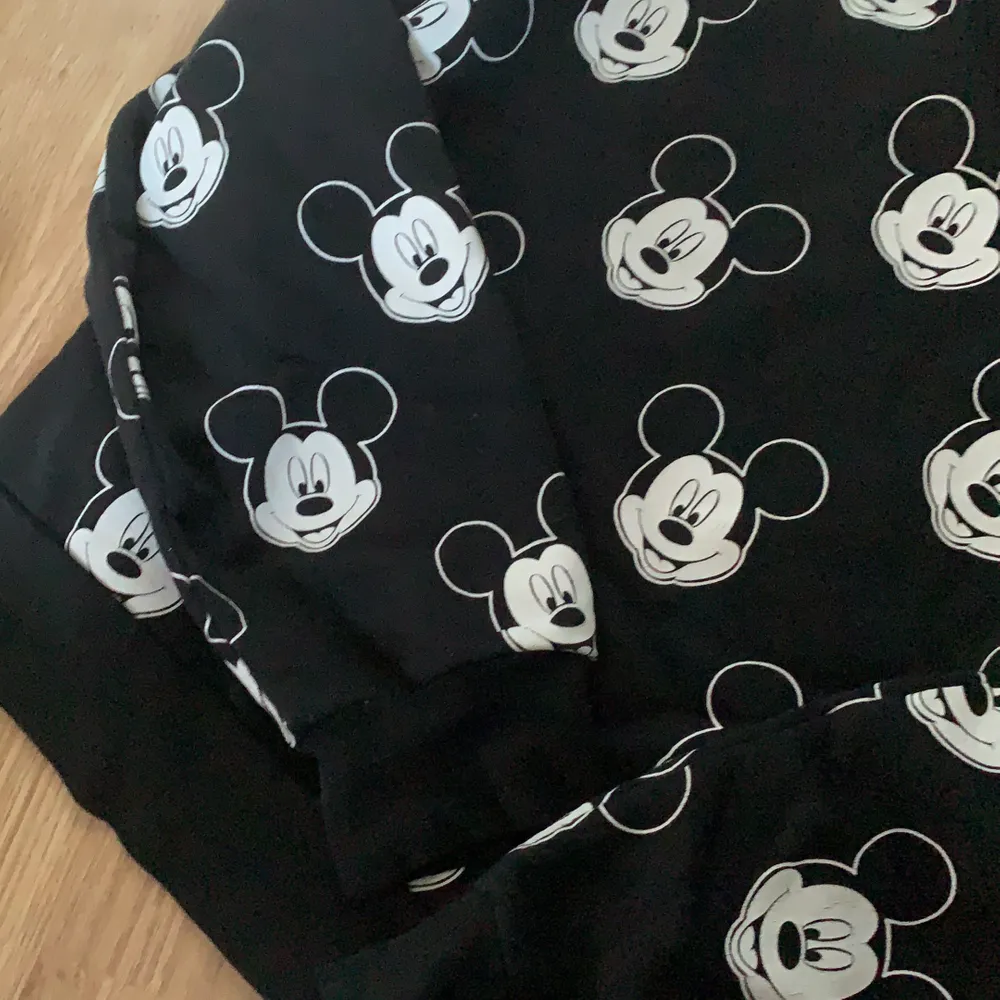 Disney sweater sitter lite croppad jätte fint skick!. Tröjor & Koftor.