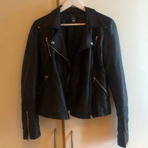 Säljer svart ”skinn”jacka från märket Only i storlek 36. Priset kan diskuteras. 