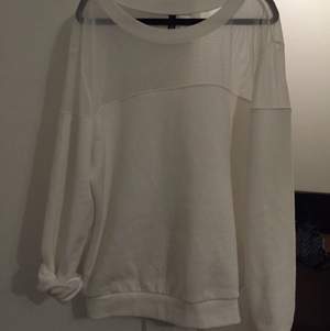 Oanvänd sweatshirt med transparent tyg på ovansidan från h&m (slutsåld)