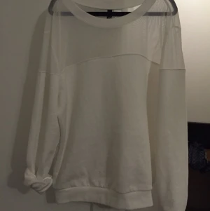  - Oanvänd sweatshirt med transparent tyg på ovansidan från h&m (slutsåld)