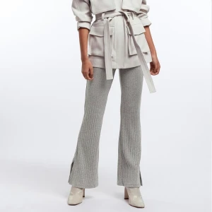 Gina tricot ribbade byxor strl XXS - Supersköna ribbade byxor från Gina Tricot knappt använda. Storlek XXS men är väldigt stretchiga så kan även passa en S 💓 Köptes för 299:- säljer för 100:- plus frakt