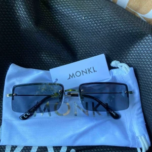  - Helt nya och oanvända 90-tals solglasögon från monki. Köparen står för frakten