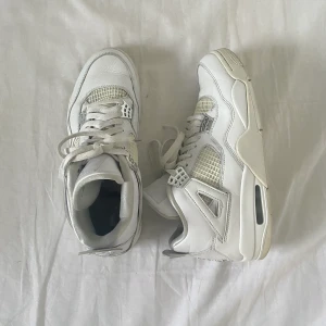 Jordan 4 Pure Money - Storlek 44! Air Jordan 4 i ”Pure Money”. Sjukt snygga önskar de passade mig! Cond 6/10 men eftertraktad färgställning, köp dom innan alla vill ha 4or 😏 🤍