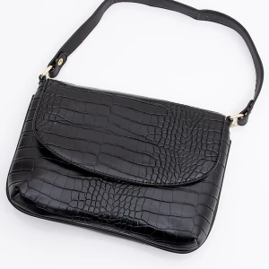 Axelväska - Trendig och rymlig svart väska från JFR💖Nypris: 399:- Väskbandet är avtagbart(+medföljer ett längre band). Endast använd 1gång- bild 3, så i fint skick. Frakt: 63:- spårbart