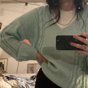 Stickad tröja - Stickad tröja köpt second hand🪐 säljer pga att jag har en liknande så denna kommer knappt till användning🪐