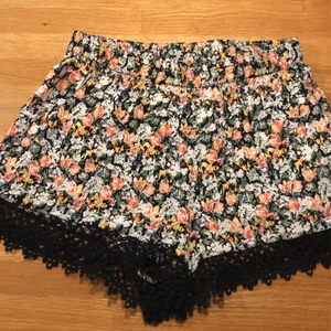 Blommiga shorts  - Passar med ett vitt linne. I storlek 36, knappt använda 
