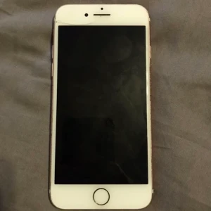 iPhone 7  - Säljer nu min iPhone 7 i färgen Roséguld. Inga fel på den, bara en spricka i glaset ( se sista bild ) men inget som är märkbart då den inte är i synfältet eller går över kameran. Batterikapaciteten är 78 %, men märks inte. Batteriet håller länge. 32 gb. Olåst. Skriv vad ni kan tänka er att ge för den.