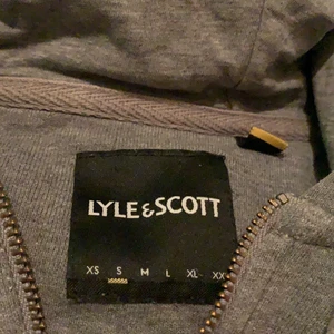 Lyle and scott hoodie - Hyfsat använd hoodie med ett litet litet hål på magen, någpt man knappt ser