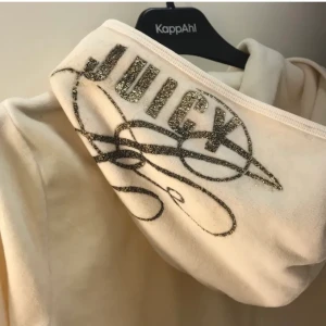 Juicy Couture tröja - Snygg Juicy Couture tröja med tryck på luvan och på ryggen:) 190kr + frakt🤍