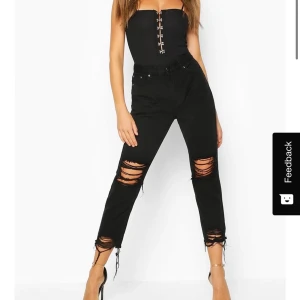 Slitna boyfriend jeans - Säljer denna snygga byxor från Boohoo, då den inte riktigt kommer till användning längre! Använd mycket förr men fortfarande väldigt fin&snygg✨  Köparen står för frakten⚡️